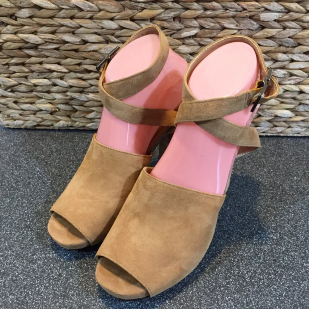 Diane Von Furstenberg Tan Suede Heels